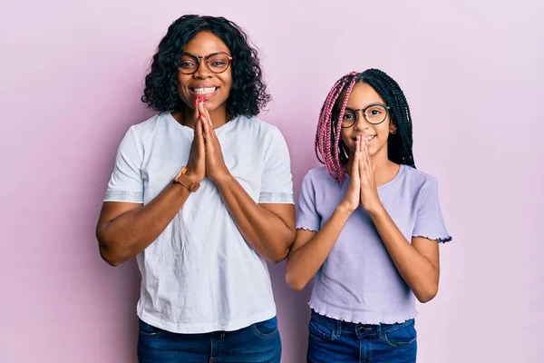 Schöne Afrikanisch Amerikanische Mutter Und Tochter Lässiger Kleidung Und Brille — Stockfoto