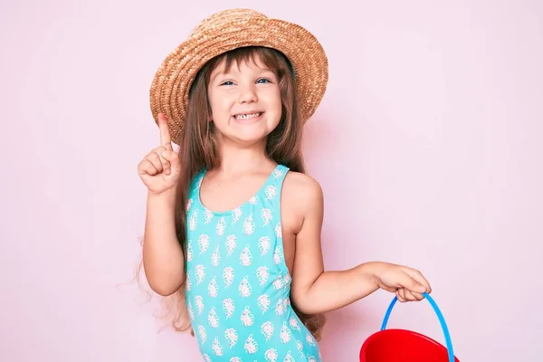 Kleines Kaukasisches Mädchen Mit Langen Haaren Das Mit Sommerschaufel Und — Stockfoto