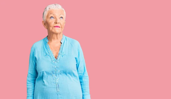 Senior Belle Femme Aux Yeux Bleus Aux Cheveux Gris Portant — Photo