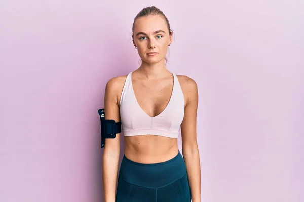 Vacker Blond Kvinna Bär Sportkläder Och Armband Avslappnad Med Allvarliga — Stockfoto