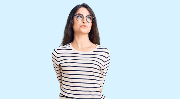 Morena Adolescente Con Ropa Casual Gafas Sonriendo Mirando Lado Mirando — Foto de Stock