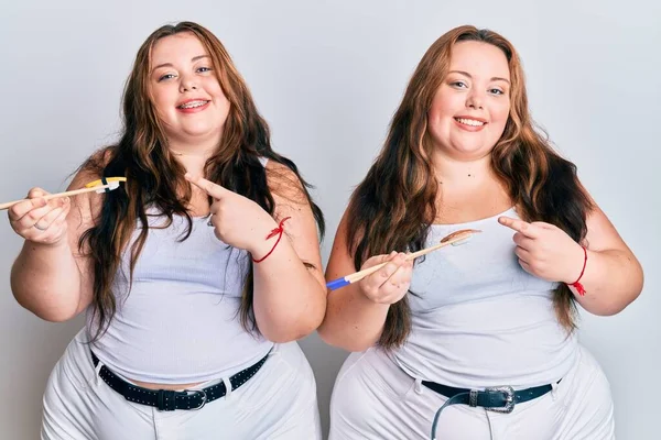 Além Tamanho Irmãs Caucasianas Mulher Comendo Sushi Enguia Usando Pauzinhos — Fotografia de Stock