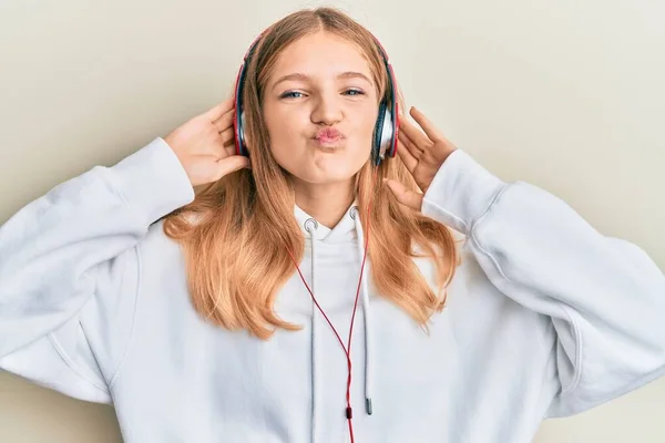 Hermosa Chica Caucásica Joven Escuchando Música Usando Auriculares Mirando Cámara — Foto de Stock