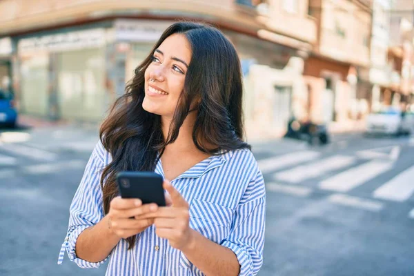 Jovem Empresária Hispânica Sorrindo Feliz Usando Smartphone Cidade — Fotografia de Stock
