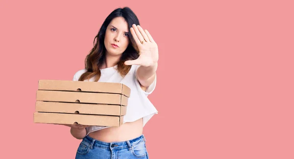 Krásná Mladá Brunetka Žena Drží Dodávku Pizza Box Otevřenou Rukou — Stock fotografie