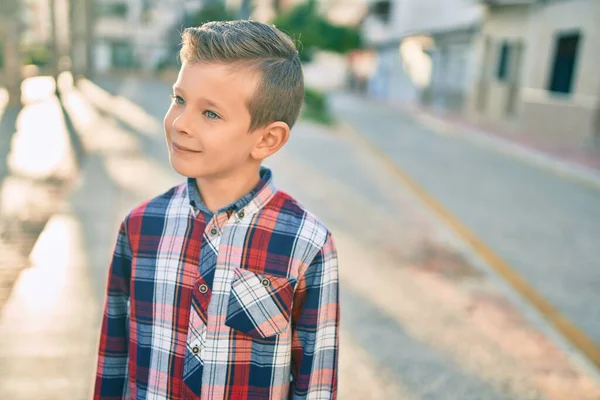 Schattige Blanke Jongen Glimlachend Gelukkig Staande Stad — Stockfoto