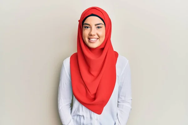 Junge Schöne Hispanische Mädchen Traditionellem Islamischen Hijab Schal Mit Einem — Stockfoto