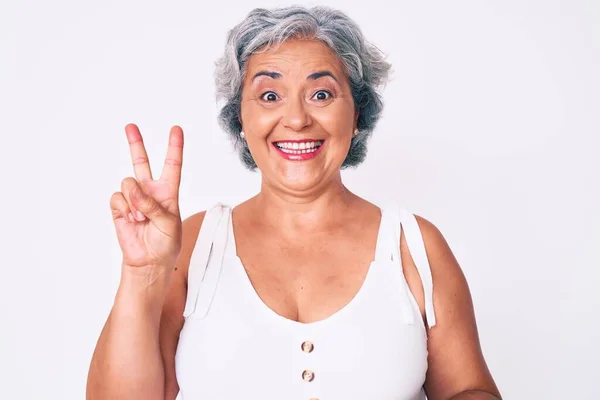 Senior Latijns Amerikaanse Vrouw Casual Kleding Glimlachend Met Een Vrolijk — Stockfoto