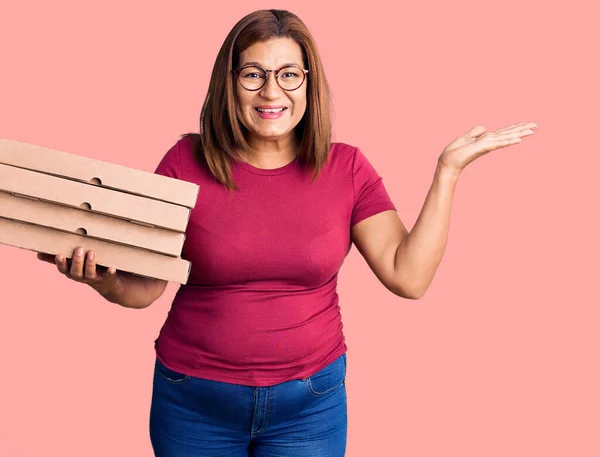 Joven Rubia Sosteniendo Montón Pizzas Sonriendo Con Una Sonrisa Feliz — Foto de Stock