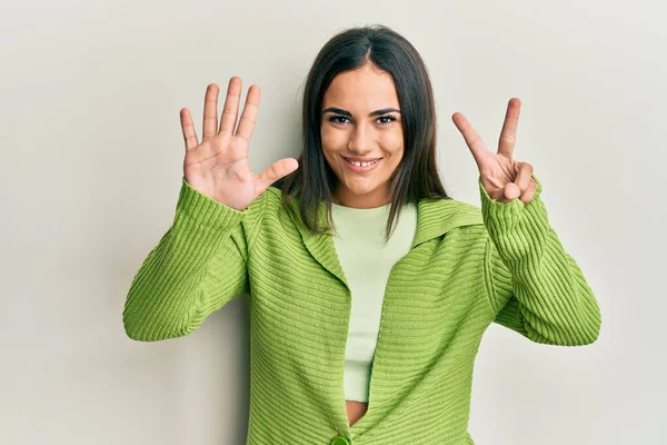 Ung Brunett Kvinna Bär Casual Kläder Visar Och Pekar Upp — Stockfoto