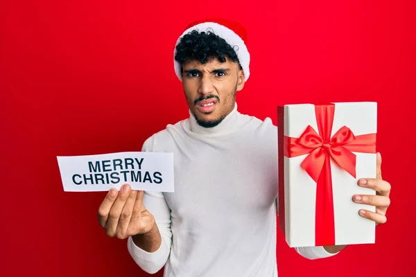 Ung Arabisk Stilig Man Bär Jul Hatt Hålla Glad Jul — Stockfoto
