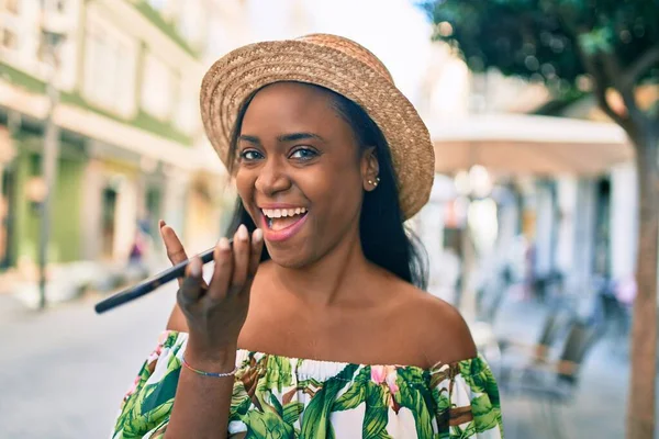 Mladý Africký Americký Turista Žena Dovolené Úsměvem Šťastný Odesílání Hlasové — Stock fotografie