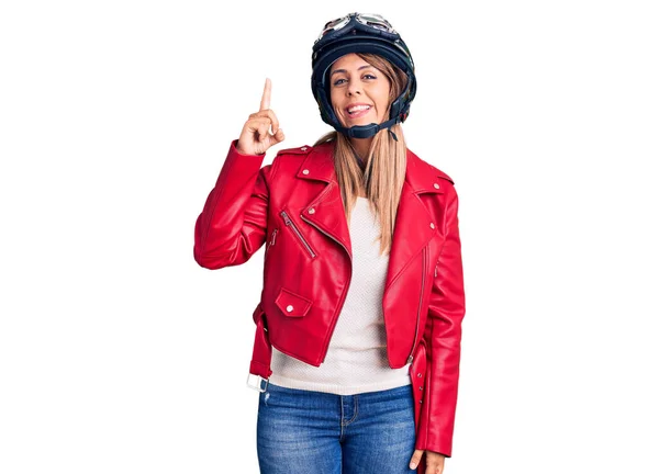 Junge Schöne Frau Mit Motorradhelm Zeigt Mit Erhobenem Zeigefinger Auf — Stockfoto