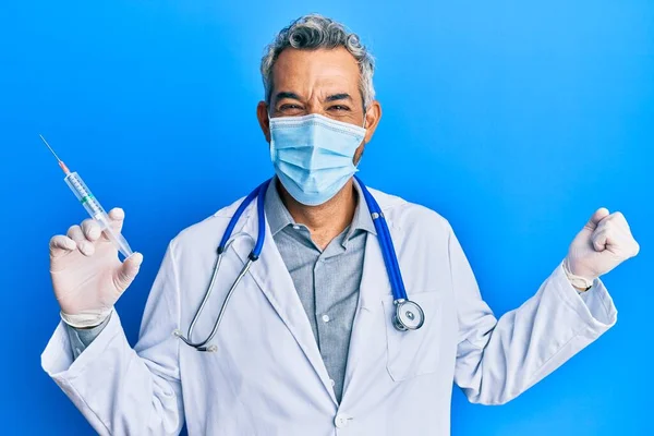 Hombre Pelo Gris Mediana Edad Vistiendo Uniforme Médico Máscara Médica — Foto de Stock