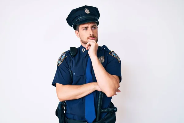 Ung Kaukasier Man Bär Polisuniform Med Hand Haka Tänka Frågan — Stockfoto