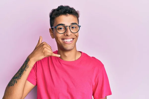 Ung Vacker Afrikansk Amerikan Man Bär Glasögon Över Rosa Bakgrund — Stockfoto