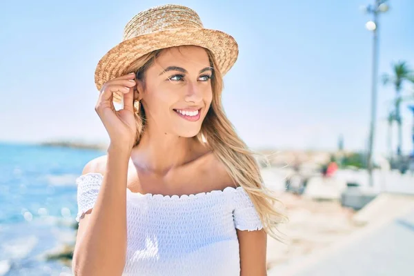 Junge Blonde Touristin Lächelt Glücklich Und Schaut Zur Seite Die — Stockfoto