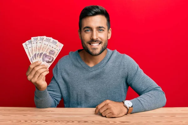 Bonito Homem Hispânico Segurando Pesos Mexicanos Olhando Positivo Feliz Sorrindo — Fotografia de Stock