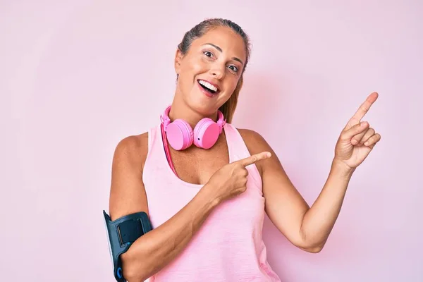 Mujer Hispana Mediana Edad Vistiendo Ropa Gimnasio Usando Auriculares Sonriendo — Foto de Stock