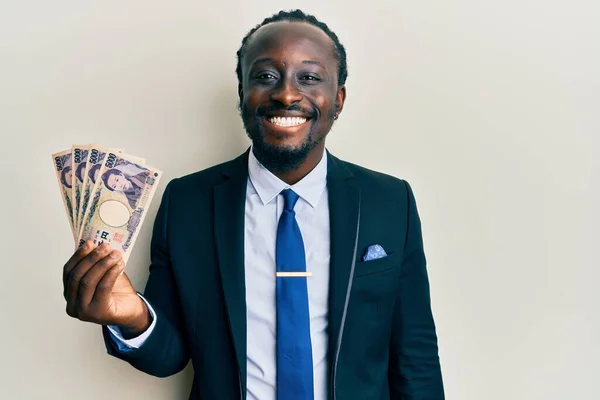 Knappe Jonge Zwarte Man Draagt Een Zakenpak Met Yens Bankbiljetten — Stockfoto