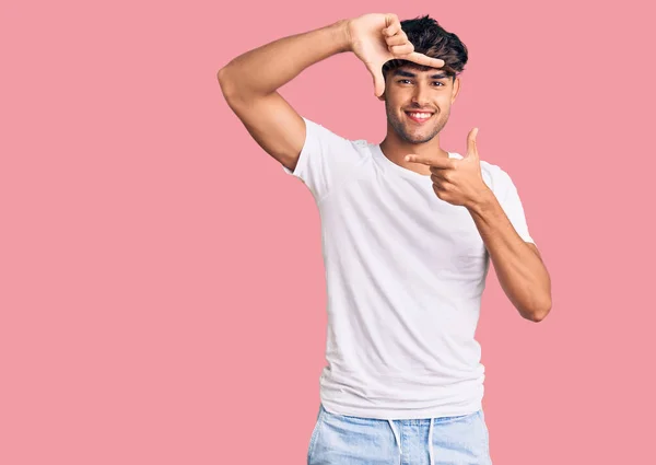 Joven Hombre Hispano Vistiendo Ropa Casual Sonriendo Haciendo Marco Con — Foto de Stock