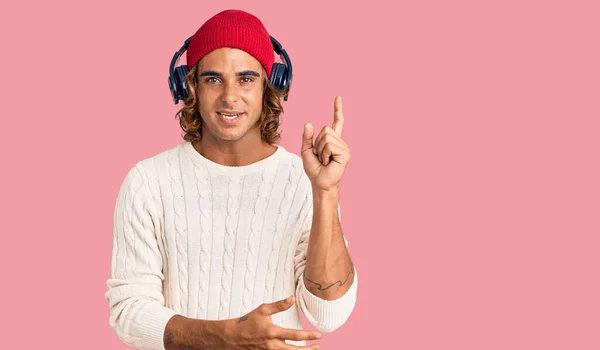 Joven Hispano Escuchando Música Usando Auriculares Sonriendo Con Cara Feliz — Foto de Stock
