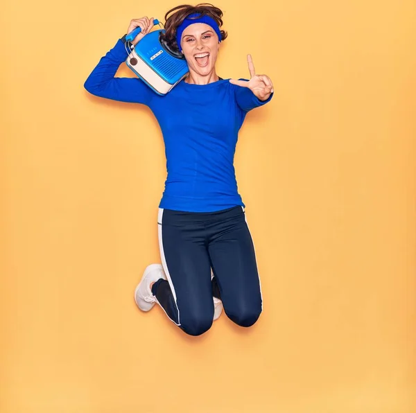 Joven Deportista Hermosa Escuchando Música Sonriendo Feliz Saltando Con Sonrisa —  Fotos de Stock