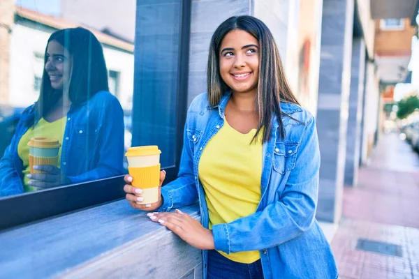 Νεαρή Λατίνα Γυναίκα Χαμογελώντας Χαρούμενη Πίνοντας Παίρνει Τον Καφέ Της — Φωτογραφία Αρχείου