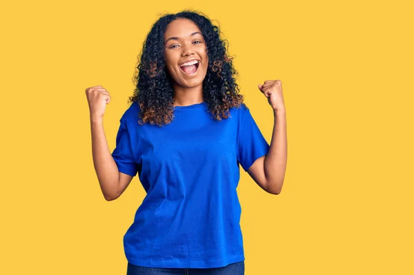 Jovem Afro Americana Vestindo Roupas Casuais Gritando Orgulhoso Celebrando Vitória — Fotografia de Stock