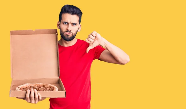 Joven Hombre Guapo Con Barba Sosteniendo Cartón Entrega Con Pizza —  Fotos de Stock