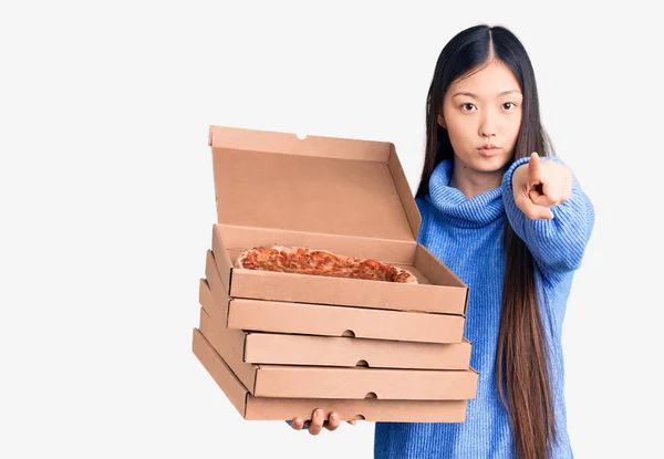 Νεαρή Όμορφη Κινέζα Γυναίκα Που Κρατάει Χαρτονένια Κουτιά Ιταλικής Πίτσας — Φωτογραφία Αρχείου
