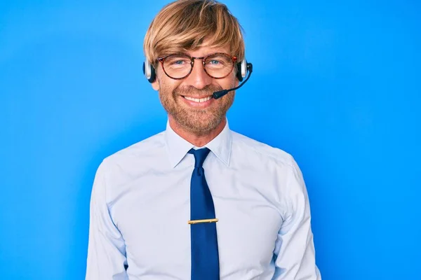 Giovane Uomo Biondo Indossa Cuffie Agente Call Center Con Sorriso — Foto Stock