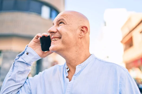 Středního Věku Plešatý Muž Šťastně Usmívá Mluvit Smartphone Městě — Stock fotografie