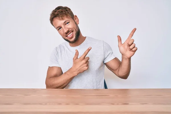 Jonge Blanke Man Casual Kleding Zittend Tafel Lachend Kijkend Naar — Stockfoto