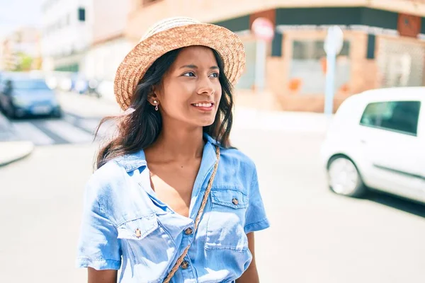 Молодая Красивая Индийская Женщина Летней Шляпе Улыбается Счастливая Прогулка Городу — стоковое фото