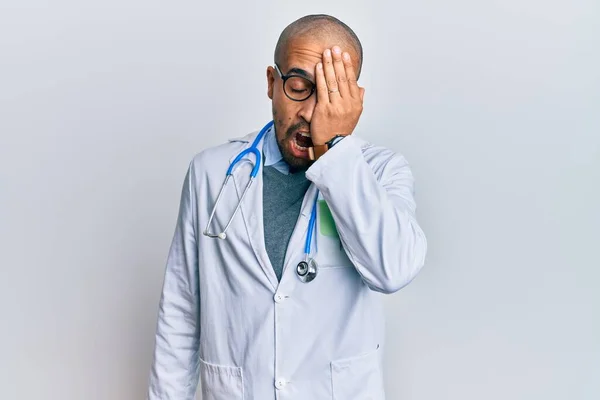 Homem Adulto Hispânico Vestindo Uniforme Médico Estetoscópio Bocejo Cansado Cobrindo — Fotografia de Stock