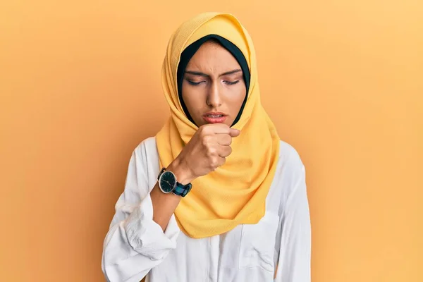 Junge Brünette Arabische Frau Mit Traditionellem Islamischen Hijab Schal Fühlt — Stockfoto