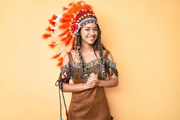 Jong Mooi Latijns Meisje Draagt Indiaans Kostuum Met Handen Bij — Stockfoto