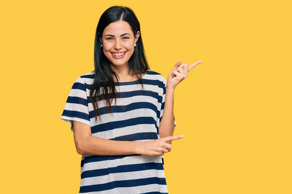 Mooie Jonge Vrouw Dragen Casual Kleding Glimlachen Kijken Naar Camera — Stockfoto