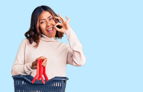 Junge Schöne Gemischte Rasse Frau Mit Supermarkt Einkaufskorb Macht Zeichen — Stockfoto