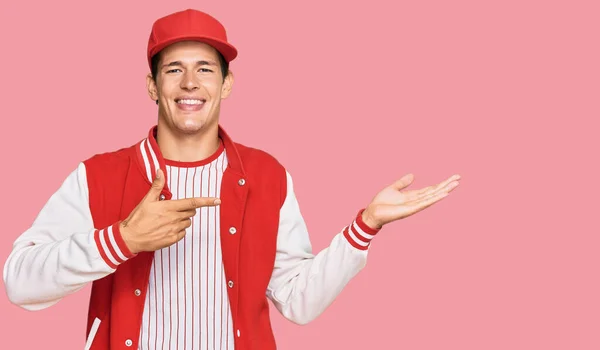 Bonito Homem Caucasiano Vestindo Uniforme Beisebol Espantado Sorrindo Para Câmera — Fotografia de Stock