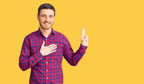 Ayılı Yakışıklı Genç Adam Rahat Gömleğini Giyiyor Gülümsüyor Elleri Göğsünde — Stok fotoğraf