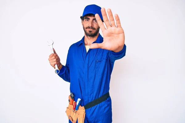 Schöner Junger Mann Mit Lockigem Haar Und Bär Trägt Bauarbeiter — Stockfoto