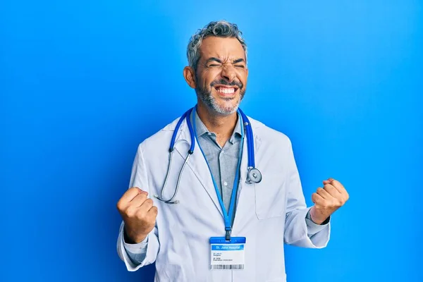 Šedovlasý Muž Středního Věku Doktorské Uniformě Stetoskopu Velmi Šťastný Vzrušený — Stock fotografie