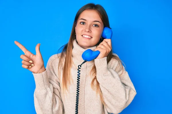 Güzel Beyaz Bir Kadın Telefonda Konuşuyor Gülümsüyor Mutlu Bir Şekilde — Stok fotoğraf