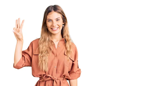 Schöne Kaukasische Frau Mit Blonden Haaren Trägt Einen Sommerlichen Jumpsuit — Stockfoto