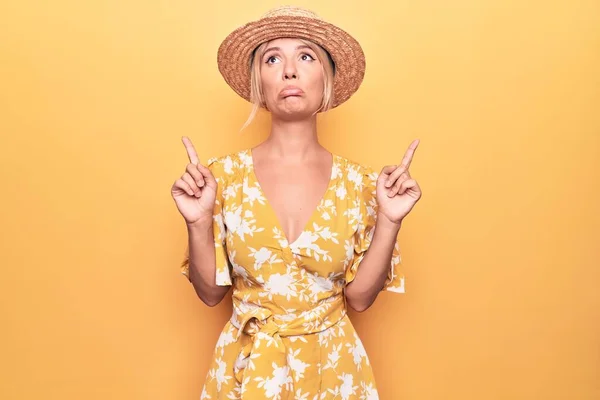 Krásná Blondýnka Dovolené Letním Klobouku Šaty Přes Žluté Pozadí Ukazující — Stock fotografie