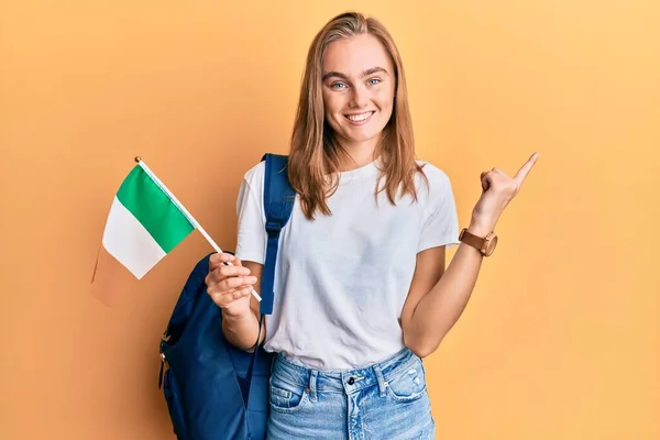 Hermosa Mujer Rubia Estudiante Intercambio Sosteniendo Bandera Irlanda Sonriendo Feliz —  Fotos de Stock
