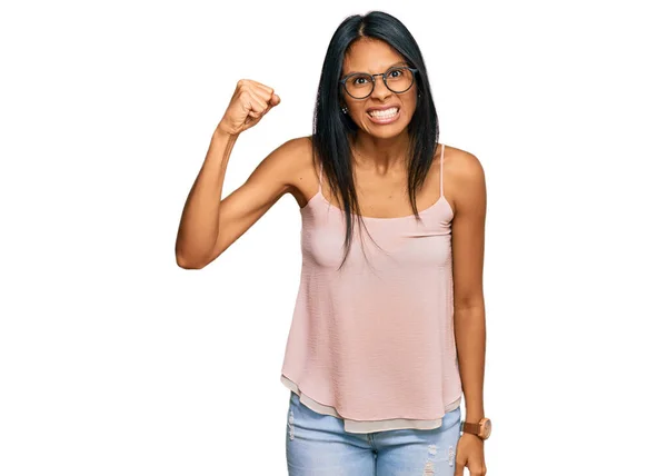 Νεαρή Αφροαμερικανή Γυναίκα Που Φοράει Καθημερινά Ρούχα Και Γυαλιά Θυμωμένη — Φωτογραφία Αρχείου