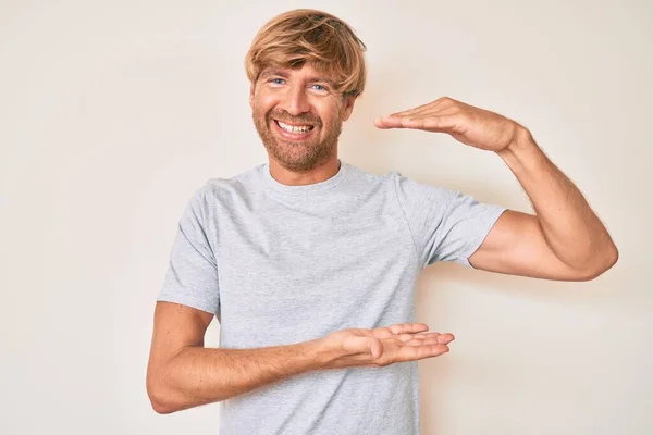 Giovane Uomo Biondo Indossa Abiti Casual Gesticolando Con Mani Che — Foto Stock